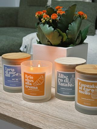 Keď sa ochladí a dni sú tmavšie, stačí zapáliť jednu sviečku… a celý priestor sa zmení. 🕯️ Jemné svetlo, teplo, vôňa –...